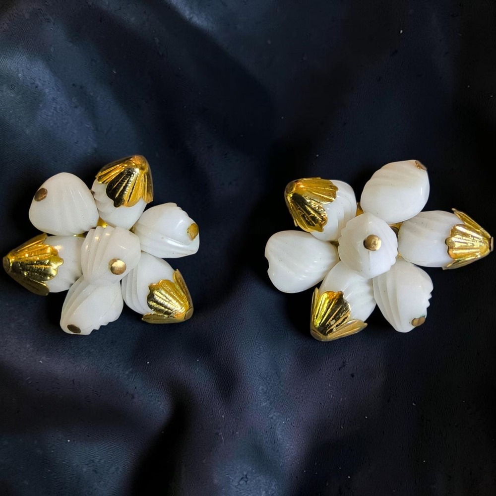 Vintage White Carved Lucite Flower Cluster Clip On Earrings Gold Tone Floral